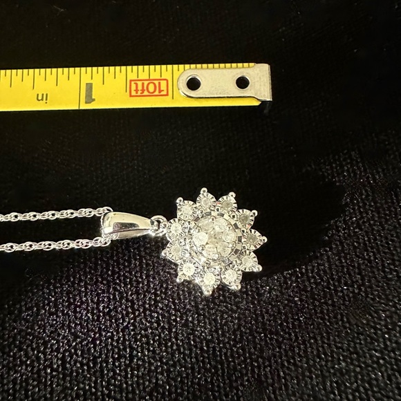 DIAMOND AND SILVER FLORAL PENDANT NECKLACE - Picture 5 of 8